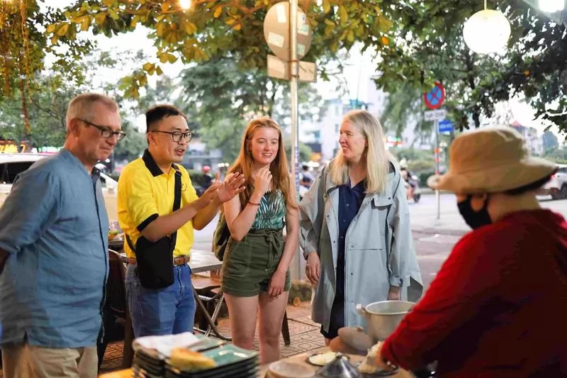 Du kh&aacute;ch thưởng thức ẩm thực tại phố cổ Hội An