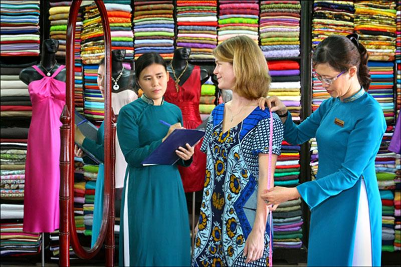 Du khách trải nghiệm dịch vụ may đo tại Hội An