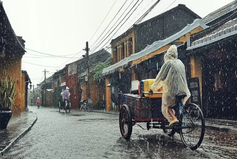 Du lịch Hội An m&ugrave;a mưa cho trải nghiệm ngắm nh&igrave;n phố cổ kho&aacute;c l&ecirc;n m&igrave;nh vẻ đẹp trong suốt huyền ảo