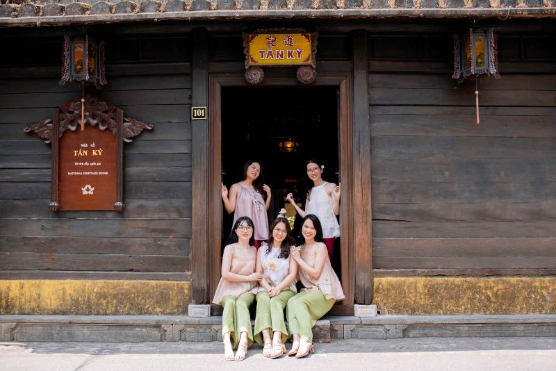 Tận hưởng chuyến du lịch cùng hội bạn thân