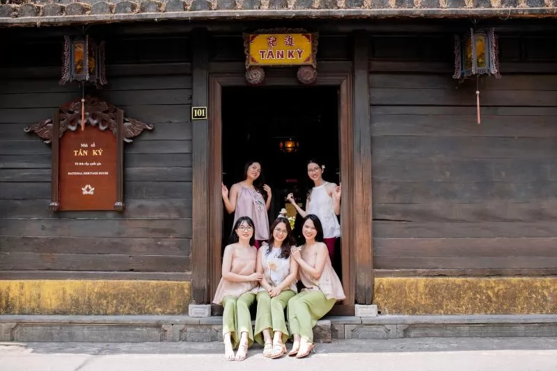 Tận hưởng chuyến du lịch c&ugrave;ng hội bạn th&acirc;n