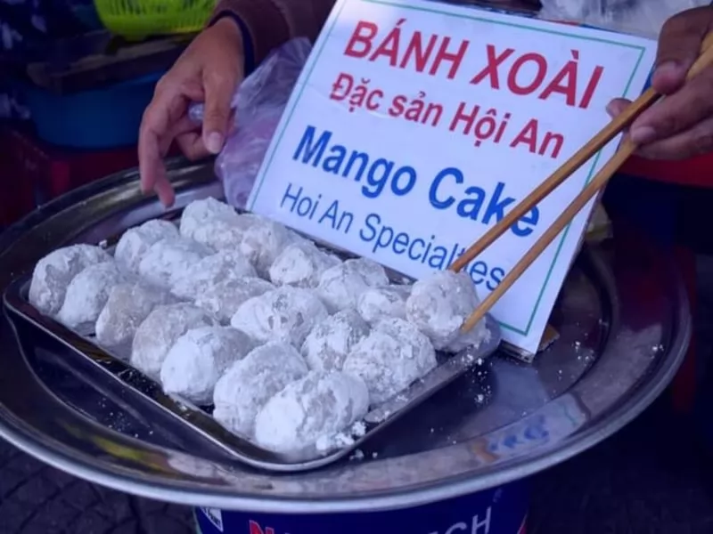 Giữa những m&oacute;n ăn phố Hội sống động, b&aacute;nh xo&agrave;i như điểm nhấn vị gi&aacute;c kh&oacute; qu&ecirc;n