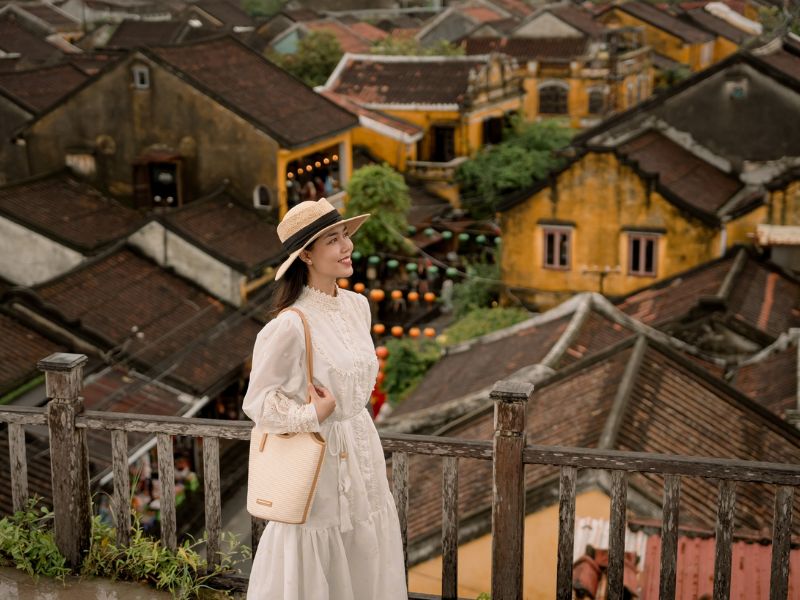 Góc nghiêng hoàn hảo giúp làm nổi bật nét đẹp hài hòa giữa con người và không gian cổ kính của Hội An