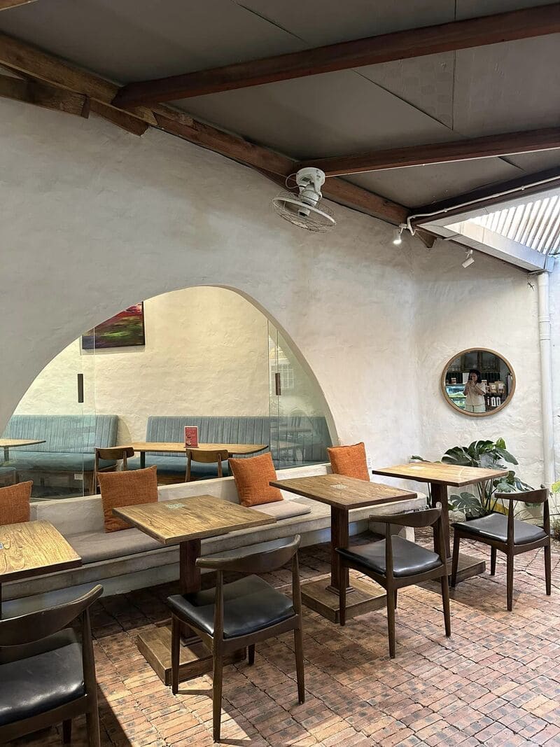 Không gian dễ thương của Good Eats Hoi An thích hợp để bạn check in Hội An