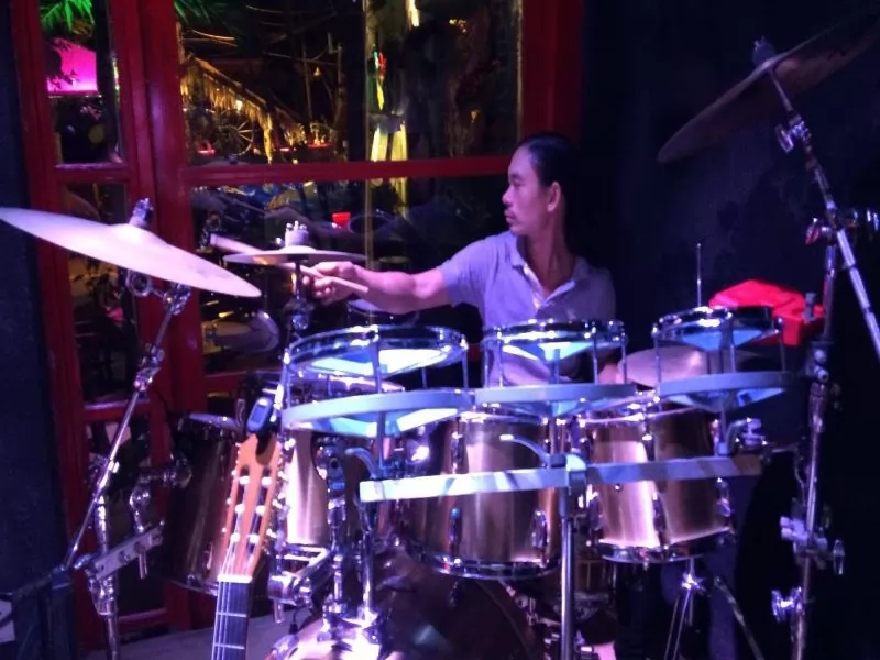 Guitar Hawaii Live Music Bar &ndash; qu&aacute;n bar ở Hội An hội tụ những t&acirc;m hồn &acirc;m nhạc đầy cảm x&uacute;c