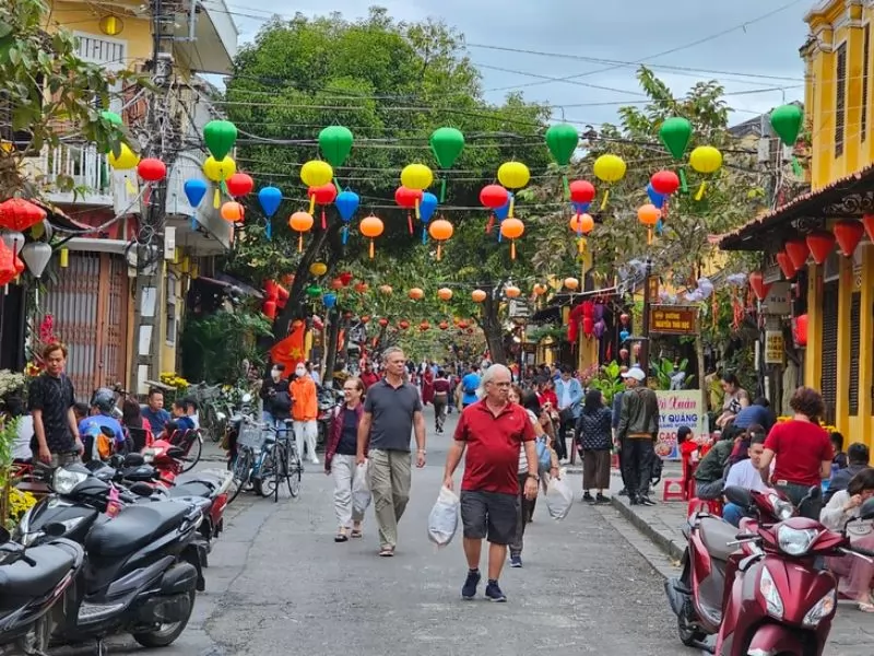 H&agrave;ng qu&aacute;n tấp nập đ&oacute;n du kh&aacute;ch gh&eacute; chơi dịp đầu năm