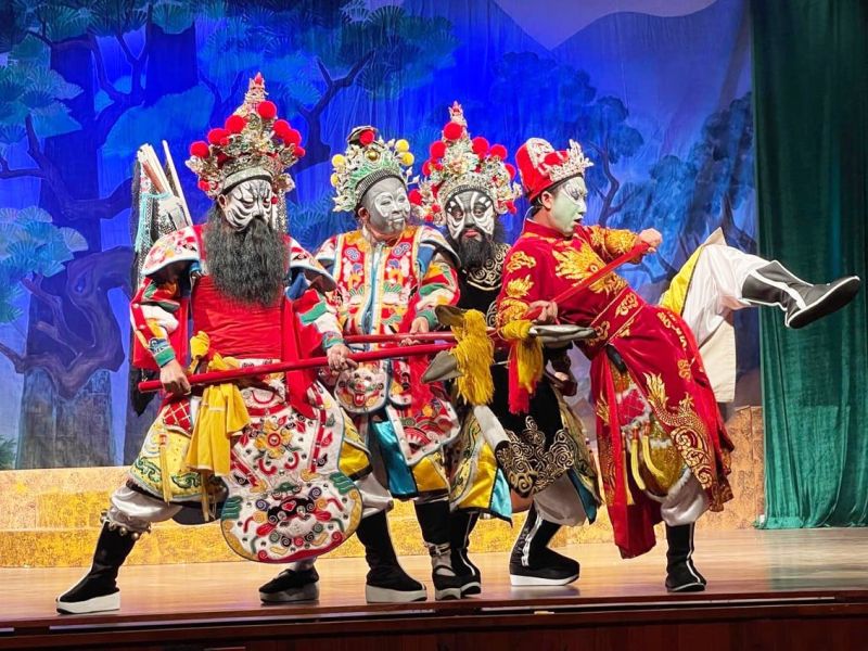 Hát bội - loại hình nghệ thuật lâu đời được mọi người ưa chuộng.