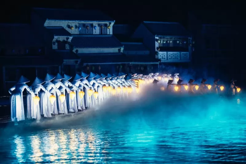 &Aacute;o d&agrave;i - ng&ocirc;n ngữ kể chuyện ch&iacute;nh của chương tr&igrave;nh biểu diễn thực cảnh - K&yacute; Ức Hội An