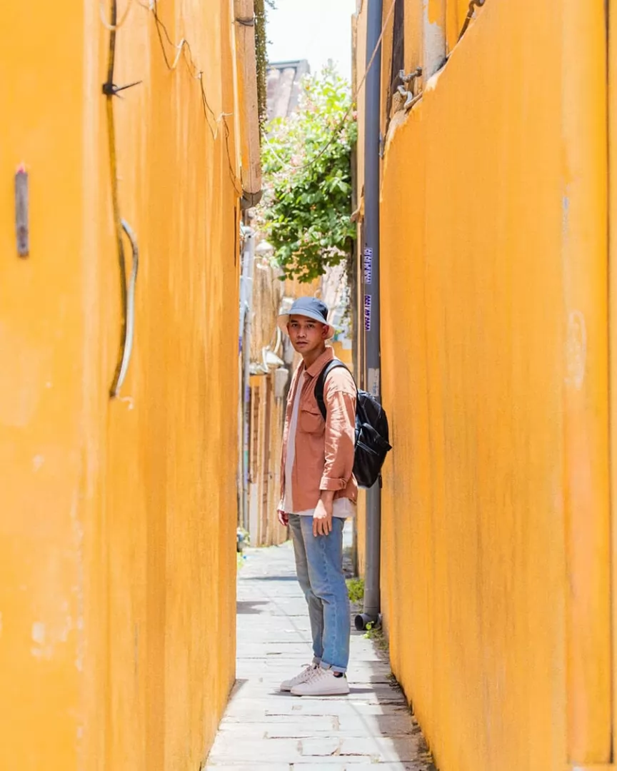 Thời trang ph&ugrave; hợp gi&uacute;p bạn tự tin kh&aacute;m ph&aacute; từng ng&otilde; nhỏ Hội An