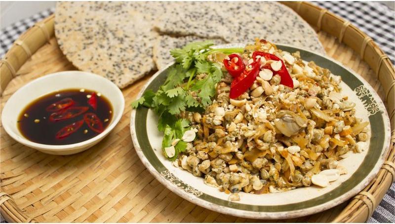 Hến xúc bánh tráng, món ngon Hội An không thể bỏ lỡ.