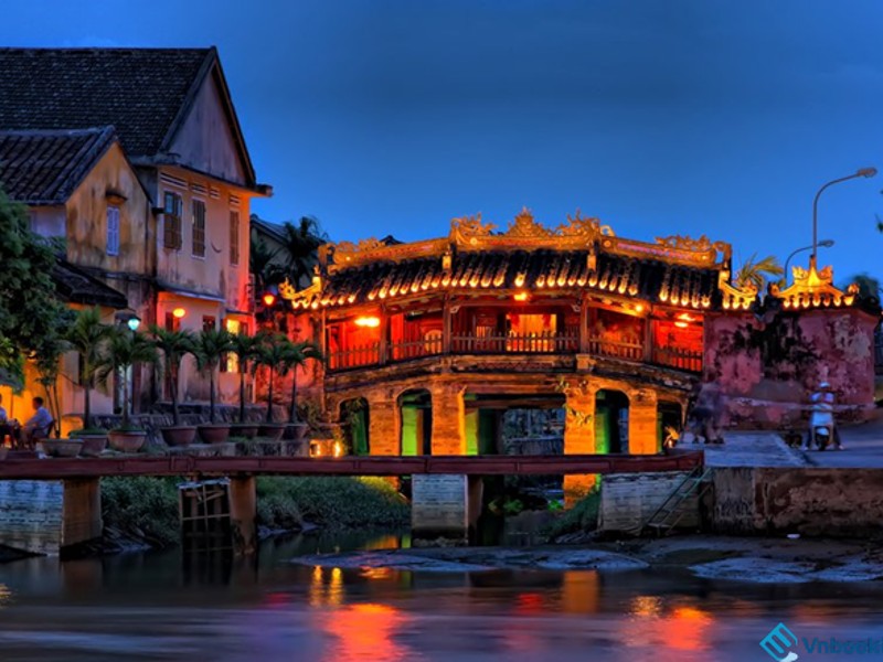 Tàu thuyền trên dòng sông Hoài