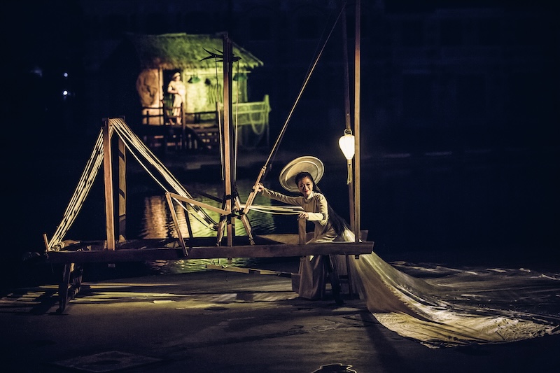 Hình ảnh cô gái dệt vải mở đầu show diễn Ký Ức Hội An