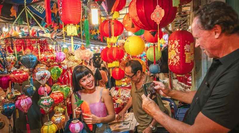 Hình ảnh du khách tham quan lễ hội đèn lồng