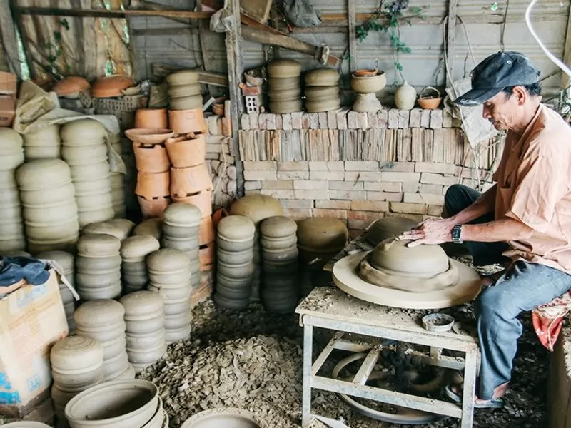 H&igrave;nh ảnh nghệ nh&acirc;n đang tạo n&ecirc;n đứa con tinh thần của m&igrave;nh