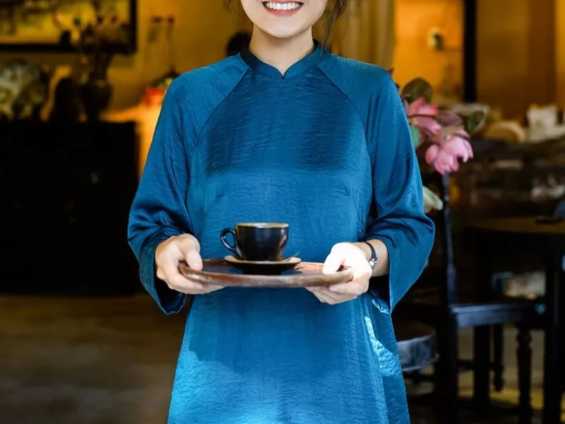 Hình ảnh nhân viên dưới lớp áo dài xanh mướt