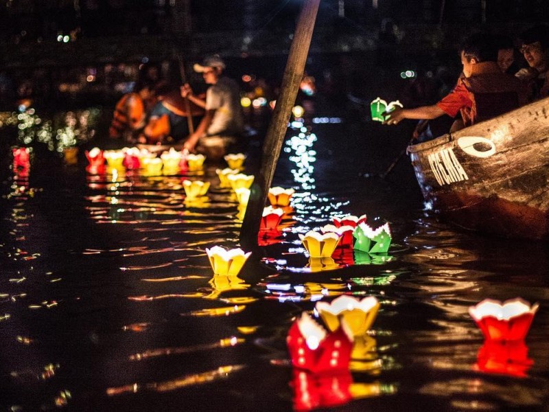Hình ảnh những chiếc đèn hoa đăng rực rỡ sắc màu lênh đênh trên dòng sông Hoài
