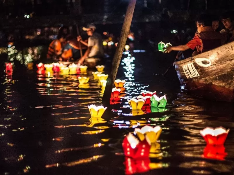 Hình ảnh những chiếc đèn hoa đăng rực rỡ sắc màu lênh đênh trên dòng sông Hoài