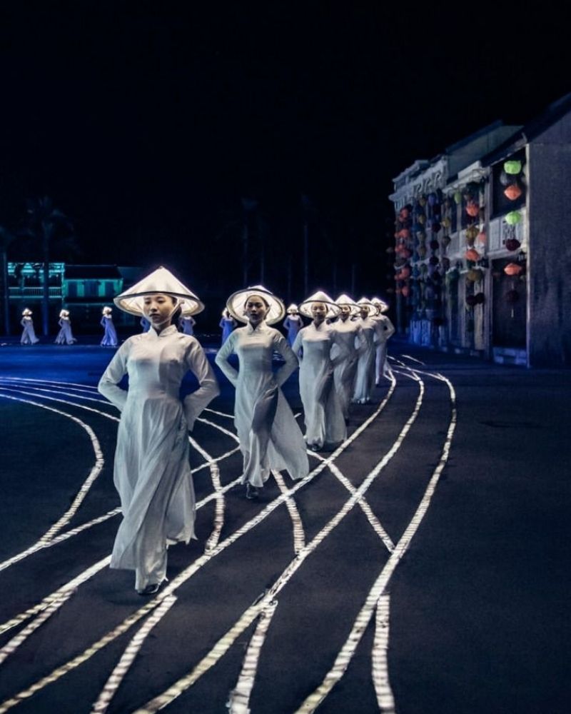 Hình ảnh tà áo dài trong “bước đi thời gian” khiến du khách không thể rời mắt