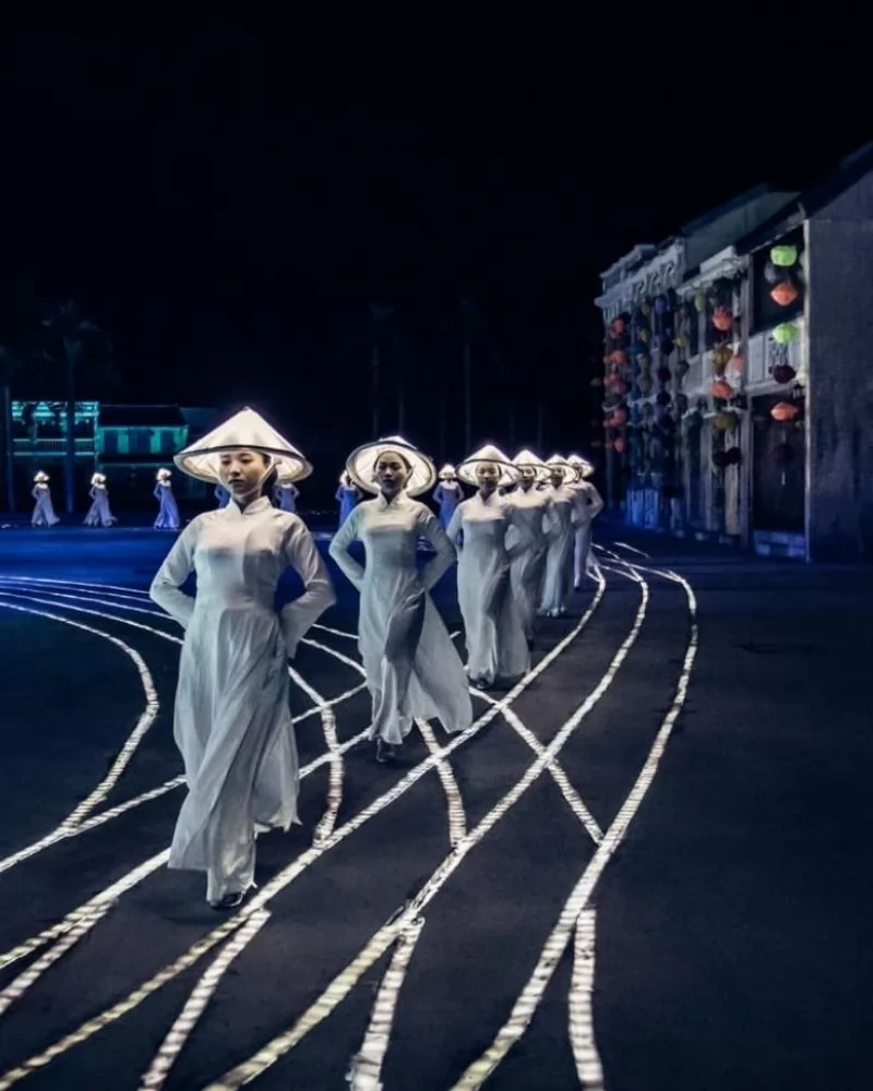 H&igrave;nh ảnh t&agrave; &aacute;o d&agrave;i trong &ldquo;bước đi thời gian&rdquo; khiến du kh&aacute;ch kh&ocirc;ng thể rời mắt&nbsp;