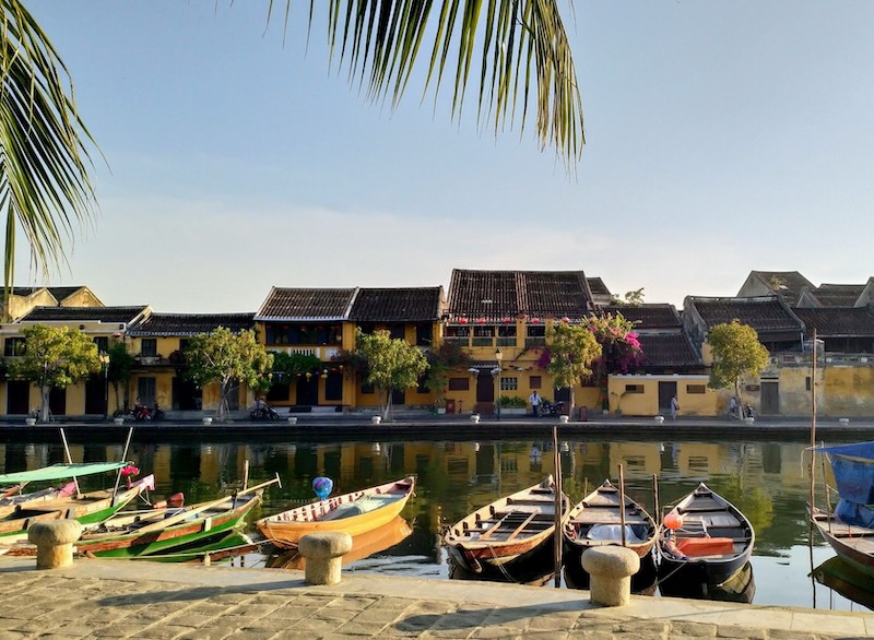 Hình ảnh yên bình của con đường hòa vào làm một với sự phẳng lặng của mặt sông