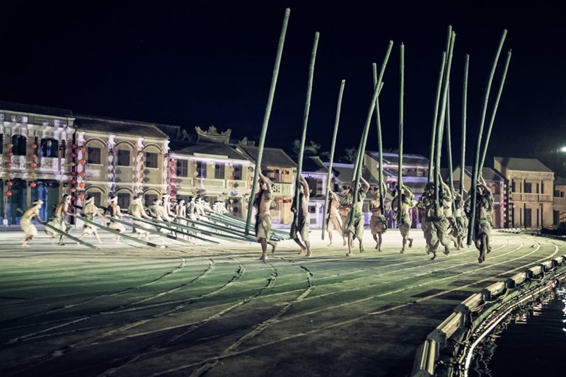 Hình ảnh quen thuộc của đất nước được lồng ghép khéo léo