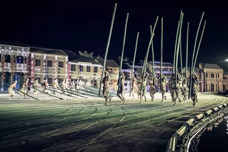 Hình ảnh quen thuộc của đất nước được lồng ghép khéo léo