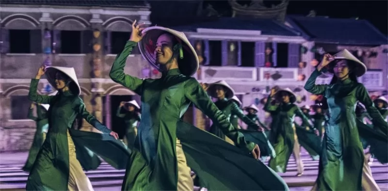 H&ograve;a m&igrave;nh v&agrave;o bức tranh văn h&oacute;a Hội An