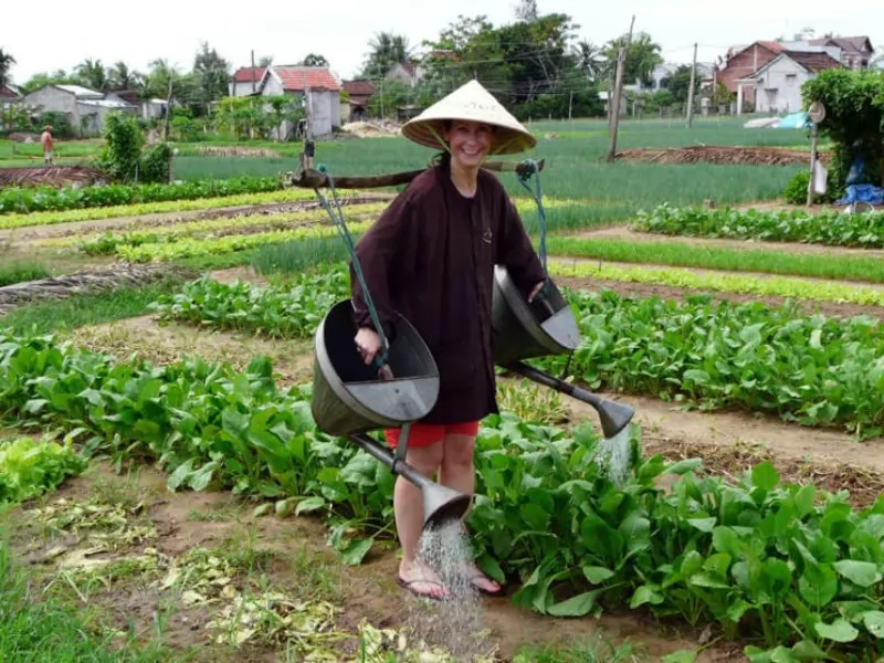 Ho&agrave; m&igrave;nh v&agrave;o những hoạt động thư gi&atilde;n như trồng trọt