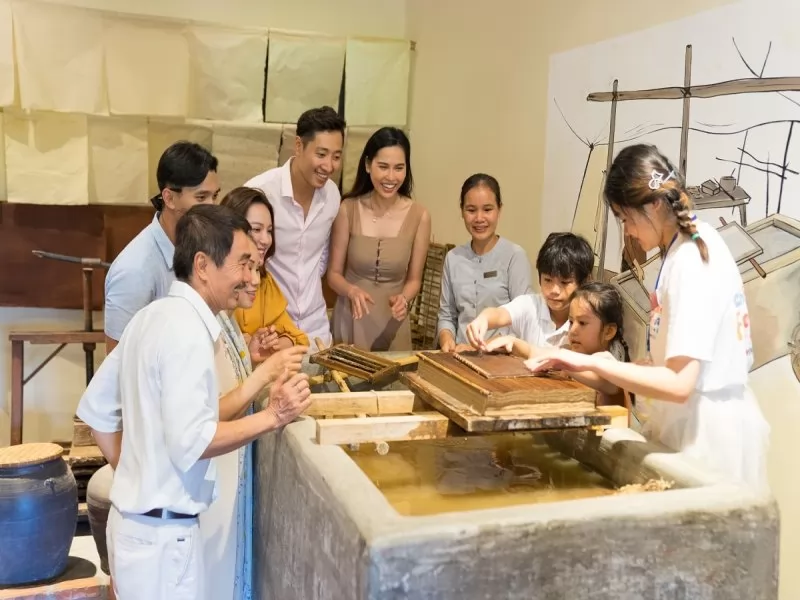 Hoạt động l&agrave;m giấy d&oacute; độc đ&aacute;o thu h&uacute;t sự quan t&acirc;m của mọi lứa tuổi trong gia đ&igrave;nh