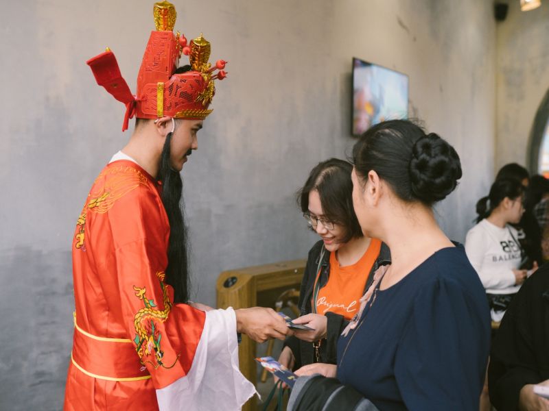 Hoạt động phát lì xì cho du khách tới tham quan Đảo Ký Ức Hội An dịp đầu năm