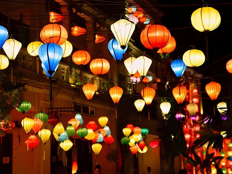 Hội An lung linh về đêm với ánh sáng đèn lồng