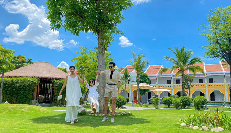 Hoi An Memories Resort & Spa với thảm thực vật xanh m&aacute;t