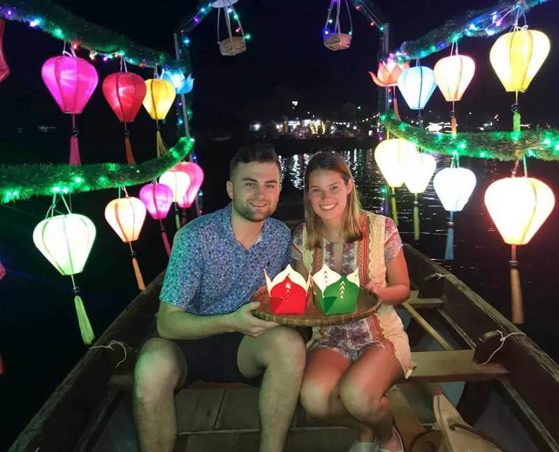 Du kh&aacute;ch c&oacute; thể thả đ&egrave;n hoa đăng v&agrave; nguyện ước cho bản th&acirc;n m&igrave;nh.