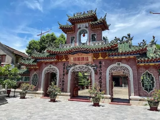 Hội qu&aacute;n người Hoa ở Hội An với kiến tr&uacute;c đặc trưng v&agrave; được đi&ecirc;u khắc tinh xảo