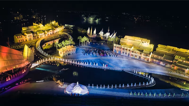 The Hoi An Memories show is performed on a stage with an area of up to 25,000 square meters.