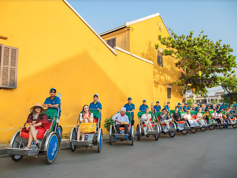 Khách nước ngoài hào hứng trải nghiệm xe xích lô