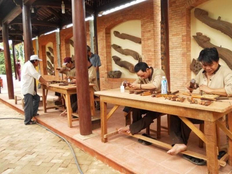 Khám phá quy trình tạo nên những tác phẩm gỗ độc đáo tại làng mộc Kim Bồng