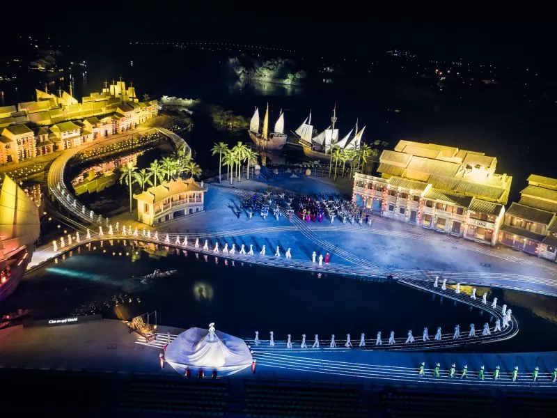 Kh&aacute;n đ&agrave;i rộng lớn cho ph&eacute;p kh&aacute;n giả nh&igrave;n ngắm to&agrave;n bộ s&acirc;n khấu.