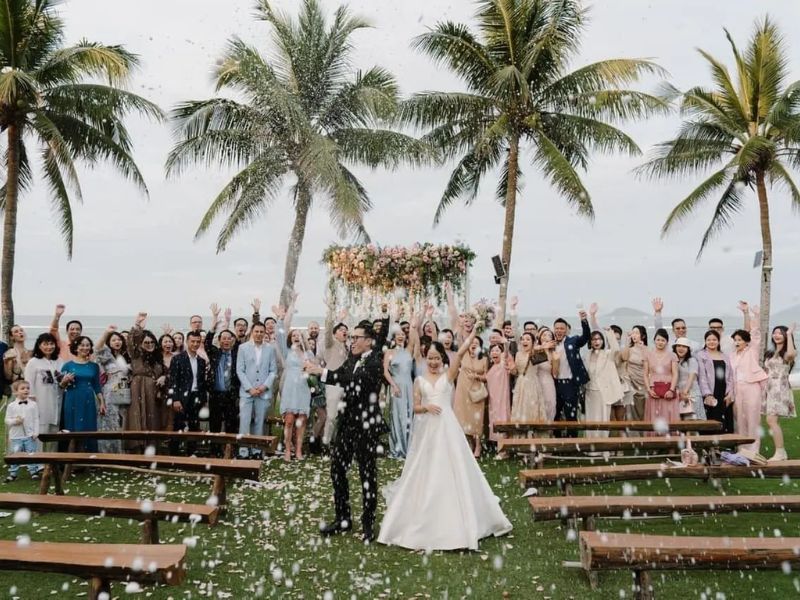 Khi lời hẹn ước vang lên giữa tiếng sóng biển và ánh hoàng hôn lộng lẫy.