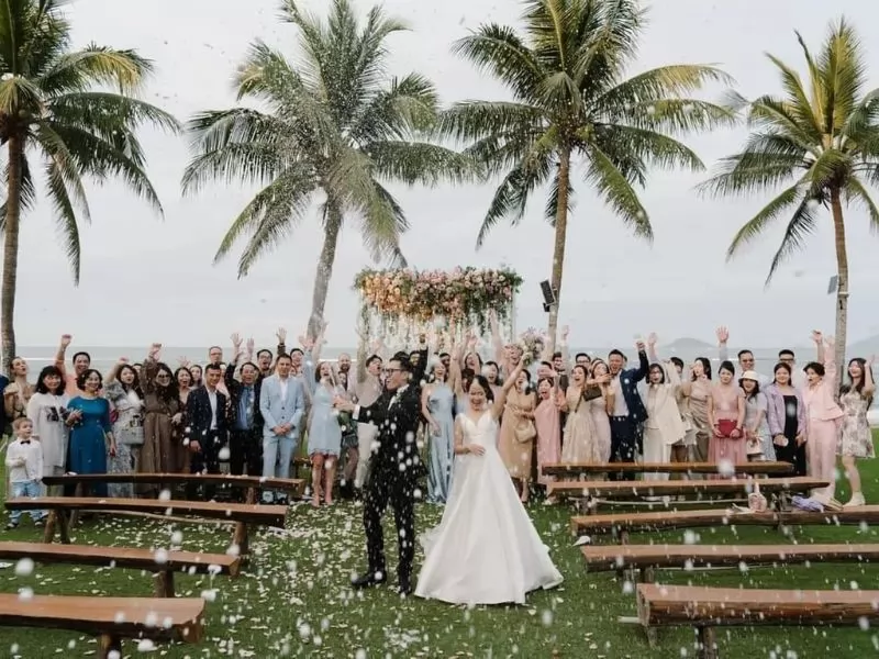 Khi lời hẹn ước vang lên giữa tiếng sóng biển và ánh hoàng hôn lộng lẫy.