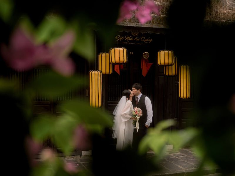 Khoảnh khắc lãng mạn của đám cưới kết hợp du lịch Hội An