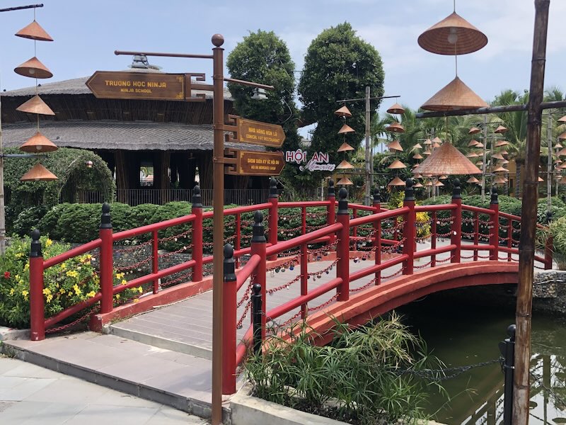 Không gian của cầu tình yêu được trang trí lãng mạn, với ánh đèn lung linh và phong cảnh thơ mộng