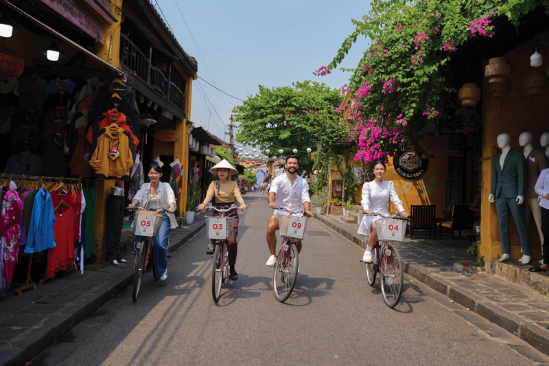 Học viên Cooking Class đi chợ bằng xe đạp