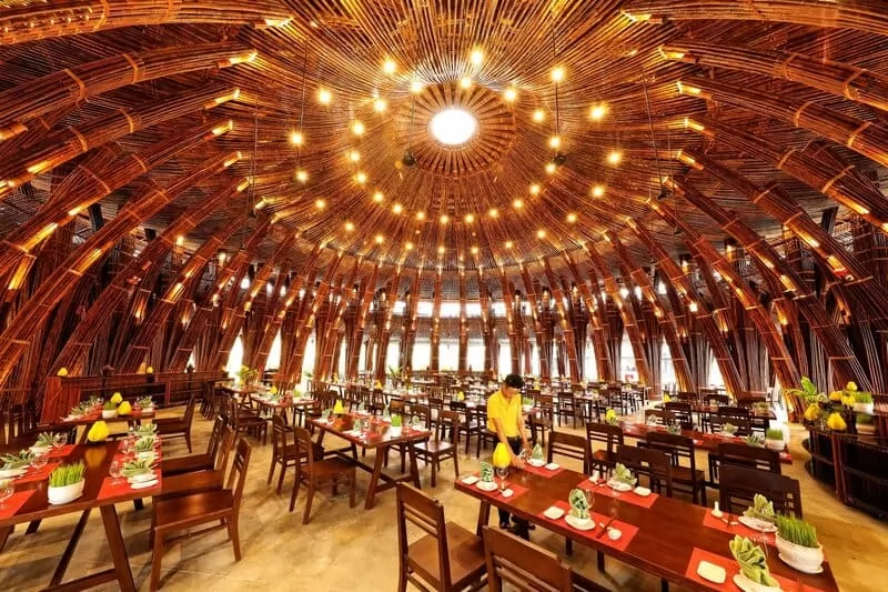 Kh&ocirc;ng gian đầy rộng r&atilde;i của nh&agrave; h&agrave;ng N&oacute;n L&aacute; - Hoi An Memories Land