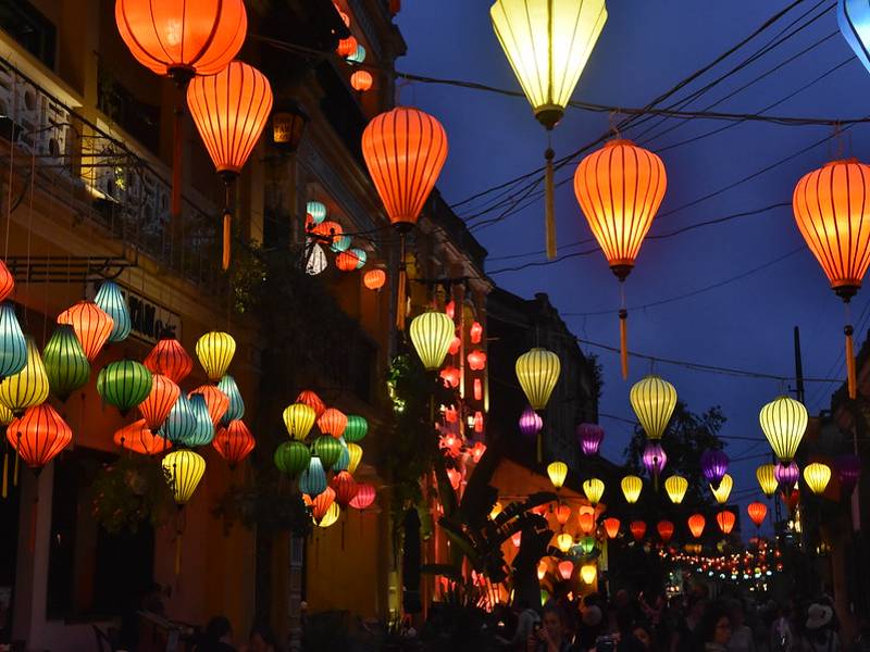 Không gian lộng lẫy huyền bí của một Hội An lên đèn