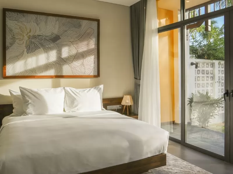 Kh&ocirc;ng gian ph&ograve;ng nghỉ rộng r&atilde;i với cửa sổ lớn đ&oacute;n &aacute;nh nắng tự nhi&ecirc;n, mang đến cảm gi&aacute;c thư th&aacute;i v&agrave; tận hưởng khung cảnh tuyệt đẹp của Hội An