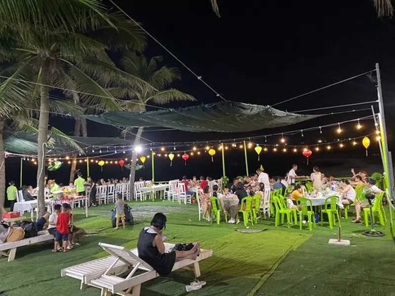 Kh&ocirc;ng gian thoáng mát của Hải sản V&acirc;n Phi