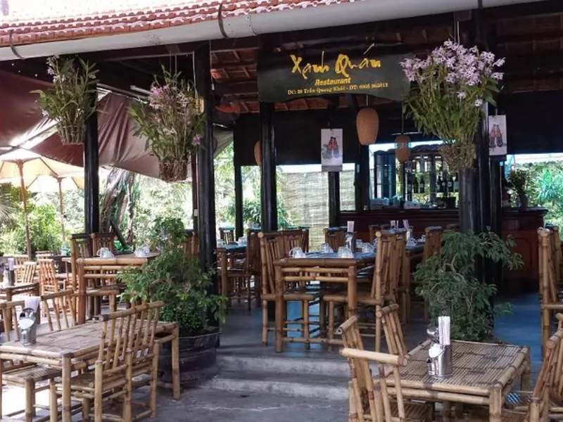 Kh&ocirc;ng gian trẻ trung v&agrave; m&oacute;n nhậu hấp dẫn tại Xanh Qu&aacute;n, điểm đến l&yacute; tưởng của giới trẻ Hội An