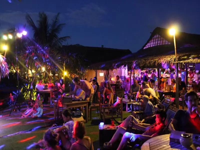 Kh&ocirc;ng gian tuyệt hảo để thưởng thức ẩm thực v&agrave; tận hưởng &acirc;m nhạc s&ocirc;i động