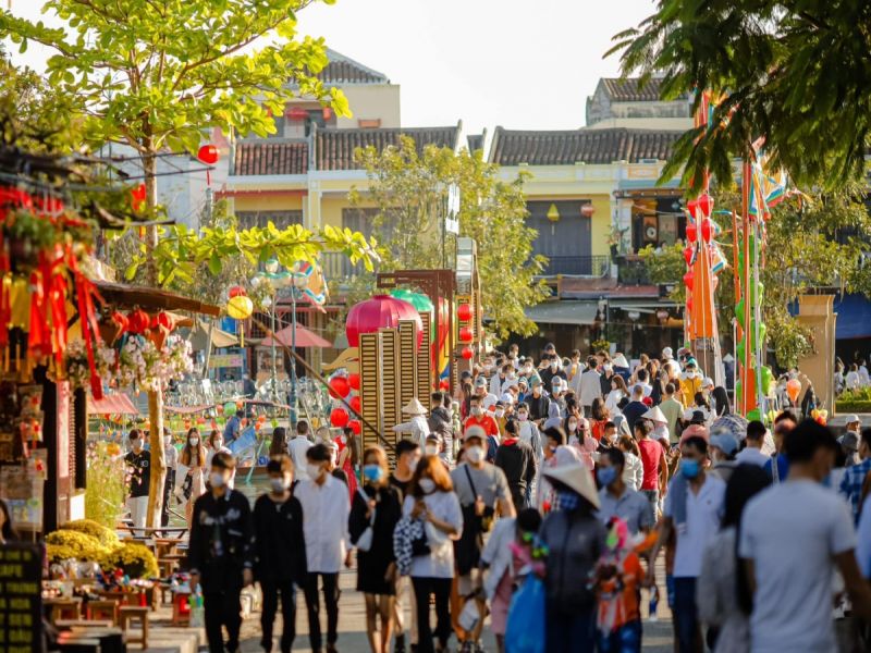 Không khí chợ Tết nhộn nhịp, đầy sắc màu của vùng đất miền Trung